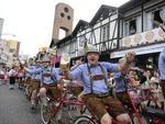 Quarto desfile da Oktoberfest, no Sbado, contou com grande pblico. Tarde de sol contribui para presena dos folies