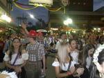 Nem a ameaa de chuva esfriou a alegria de quem participou do desfile na noite desta quarta-feira. Rua XV de Novembro ficou lotada para prestigiar as atraes