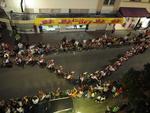 Nem a ameaa de chuva esfriou a alegria de quem participou do desfile na noite desta quarta-feira. Rua XV de Novembro ficou lotada para prestigiar as atraes