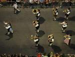 Nem a ameaa de chuva esfriou a alegria de quem participou do desfile na noite desta quarta-feira. Rua XV de Novembro ficou lotada para prestigiar as atraes