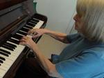 A professora de msica Belmira Naconecy de Souza, de 88 anos, toca piano e violo no Lar Eisbeth Koehler
