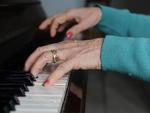 Idosos  praticam atividades culturais para preencher o dia a dia