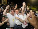 Prefeito eleito de Blumenau Napoleo Bernardes comemora a eleio.