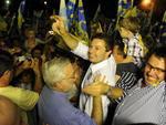 Prefeito eleito de Blumenau Napoleo Bernardes comemora a eleio.