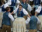 Com olhar inusitado, fotografias relevam detalhes do desfile da Oktoberfest no Centro de Blumenau