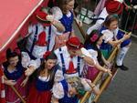 Com olhar inusitado, fotografias relevam detalhes do desfile da Oktoberfest no Centro de Blumenau