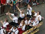 Com olhar inusitado, fotografias relevam detalhes do desfile da Oktoberfest no Centro de Blumenau