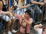 Com olhar inusitado, fotografias relevam detalhes do desfile da Oktoberfest no Centro de Blumenau