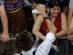 Com olhar inusitado, fotografias relevam detalhes do desfile da Oktoberfest no Centro de Blumenau
