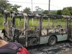 nibus da empresa Rodovel foi incendiado no Bairro Ponta Aguda, em Blumenau, na noite desta segunda-feira, por volta das 22h30min