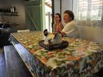 Casal Gilmar Sprung e Tayse Ambrosi Sprung procuravam um stio para fugir da rotina na cidade. Na cozinha, a mesa de madeira recebeu a clssica toalha de plstico com estampas de frutas. As cadeiras brancas quebram a rusticidade dos bancos de madeiras