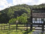 As cores originais da casa foram mantidas. Nas madeiras cruzadas nas paredes ainda h as marcas de nmeros romanos. Eles indicam a ordem de encaixe das peas