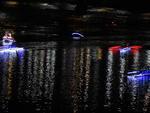 O bom velhinho chegou em uma barca iluminada, na Avenida Beira-Rio, em Blumenau, onde um grande pblico o esperava 