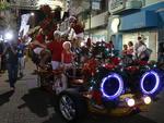 1 Parada de Natal foi nesta quarta-feira  noite, no Centro de Blumenau. Personagens do projeto Magia de Natal desfilaram em carros alegricos e brinquedos mveis. As prximas Paradas de Natal iro ocorrer dias 5, 12 e 19 de dezembro
