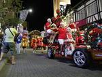 1 Parada de Natal foi nesta quarta-feira  noite, no Centro de Blumenau. Personagens do projeto Magia de Natal desfilaram em carros alegricos e brinquedos mveis. As prximas Paradas de Natal iro ocorrer dias 5, 12 e 19 de dezembro