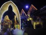 Desfile na Rua Alberto Stein reuniu cerca de 12 mil pessoas ao tom de magia e gostosuras
