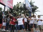 Quarta-feira: Torcida do Corinthians comemora vitria do time em Blumenau. Clube brasileiro bateu o time egpcio por 1 a 0 e est na final do Mundial de Clubes