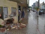 Quarta-feira: Homem morre em acidente em Meia Praia, Itapema. Vtima perdeu o controle da direo e bateu no restaurante do qual era dono