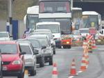Sexta-feira: Trnsito  modificado em Balnerio Cambori. Avenida das Flores, que agora serve apenas para sada da cidade, registra filas com a alterao 