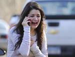 NEWTOWN, CONNECTICUT, EUA, 14/12/2012: Mulher se desespera ao celular enquanto aguarda notcias de sua irm, professora na escola primria Sandy Hook, onde um atirador abriu fogo nesta sexta-feira, matando pelo menos 27 pessoas.
