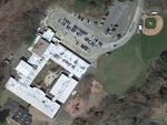 NEWTOWN, CONNECTICUT, EUA, 14/12/2012: Imagem de satlite mostra a escola primria Sandy Hook, nos EUA, onde um atirador abriu fogo nesta sexta-feira, matando pelo menos 27 pessoas.