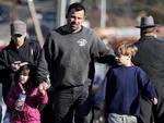 NEWTOWN, CONNECTICUT, EUA, 14/12/2012: Um pai e seus filhos deixam a rea da escola primria Sandy Hook acompanhado por policiais, onde um atirador abriu fogo nesta sexta-feira, matando pelo menos 27 pessoas.