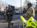 NEWTOWN, CONNECTICUT, EUA, 14/12/2012: Policiais caminham no entorno da escola primria Sandy Hook, onde um atirador abriu fogo nesta sexta-feira, matando pelo menos 27 pessoas.