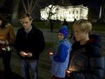 Americanos fazem viglia em frente  Casa Branca, em Washington, aps massacre em escola em Connecticut, na noite desta sexta-feira