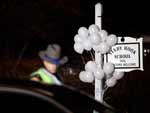 Bales brancos decoram a placa da Sandy Hook Elementary School, local do massacre