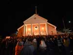 As pessoas se renem para uma viglia de orao na St. Rose of Lima Roman Catholic Church