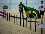 ONG Rio de Paz prestou homenagem s vtimas da tragdia em escola americana na Praia de Copacabana 