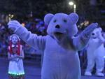 Domingo: Magia de Natal fez ltimo desfile do ano em Blumenau. Cerca de 500 pessoas prestigiaram as atraes na Rua Alberto Stein