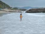 Praia de Cabeudas, em Itaja,  visitada principalmente por quem quer curtir a praia em famlia. Calado com sombra natural das rvores e guas tranquilas tornam o lugar ideial para crianas