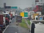 Quarta-feira: Caminho container tombou na BR-101, em Itaja, no sentido norte. Trnsito ficou congestionado na rodovia
