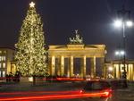 Vista noturna da praa em frente ao Porto de Brandemburgo na vspera de Natal, em Berlim.
