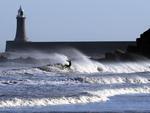 Detalhe de surfista em Tynemouth praia, nordeste da Inglaterra.