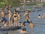 Tera-feira: Sem praias por perto, famlias do Vale comemoraram o Natal se refrescando em ribeires da regio. Na foto, Ribeiro Encano
