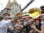 Outubro: O pblico da 29 edio da Oktoberfest, entre os dias 10 e 28, supera o da festa do ano anterior. Passam pelas catracas do Parque Vila Germnica 589.351 pessoas. Entre os destaques da edio, esto o Kinderplatz, que trouxe o Galego de volta  festa e o tornou um espao exclusivo para as crianas e o hambrguer de pato, novidade gastronmica
