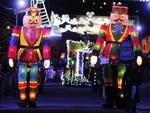 Novembro: Projeto Magia do Natal leva o esprito natalino s ruas, casas e famlias blumenauenses. A cidade recebe decorao para a data e a Vila de Natal  aberta no Parque Vila Germnica. Durante o ms de dezembro, o pblico pode prestigiar desfiles, apresentaes de bandas, corais, peas em diferentes regies da cidade e participar de doaes de brinquedos
