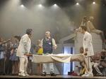 Maio: Estreia no Teatro Carlos Gomes a grande produo genuinamente blumenauense Orfeu 21. Produzido pelo teatro com R$ 320 mil em patrocnio, o musical rene 130 alunos e professores do Pr-Dana, Carona Escola de Teatro e Escola de Msica. O espetculo  considerado um marco para a histria da cultura de Blumenau e volta aos palcos em uma segunda temporada em setembro