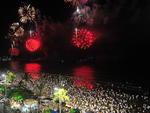 Show pirotcnico de 17 minutos emocionou o pblico que acompanhou a chegada de 2013 na orla da Praia Central, em Balnerio Cambori.