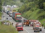Sexta-feira: Coliso entre dois veculos deixa vtima presa s ferragens da BR-470. Acidente ocorreu na sada da Via Expressa, em Blumenau