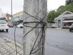 Postes de energia eltrica com a fiao ao alcance das mos representam perigo para pedestres em Blumenau