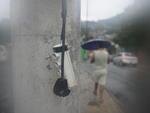 Postes de energia eltrica com a fiao ao alcance das mos representam perigo para pedestres em Blumenau