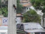 Postes de energia eltrica com a fiao ao alcance das mos representam perigo para pedestres em Blumenau