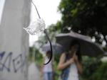 Postes de energia eltrica com a fiao ao alcance das mos representam perigo para pedestres em Blumenau
