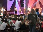 Muitas pessoas foram  Vila Germnica prestigiar a primeira noite da Sommerfest. Festa ocorre sempre as quintas-feiras, at o dia 14 de fevereiro