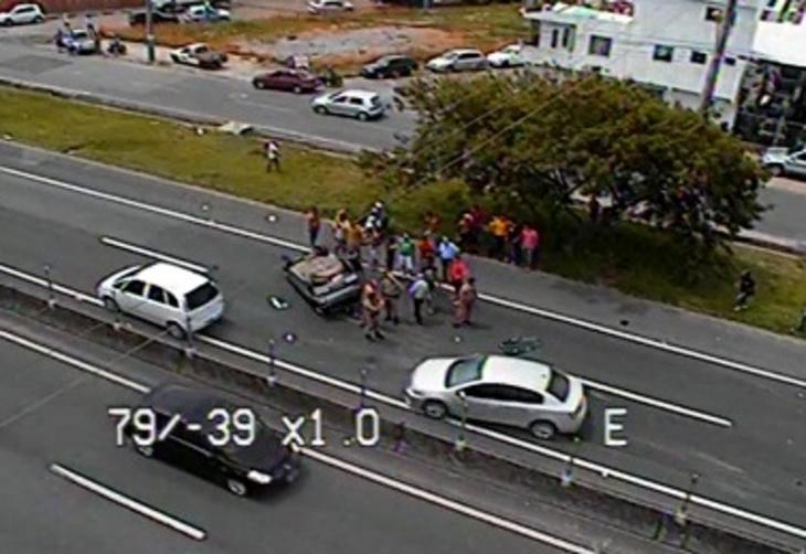 Quinta-feira: Cmeras ajudam Polcia Rodoviria Federal ajudam a encontrar caminho envolvido em acidente na BR-101, em Balnerio Cambori. O caminho  caminho carreta bateu em um automvel e, na sequncia, fugiu do local