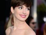 Atriz Anne Hathaway distribuiu sorrisos no tapete vermelho
