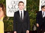 Um dos apresentadores da noite, o ator Robert Pattinson posou para os fotgrafos antes de entrar no The Beverly Hilton Hotel
